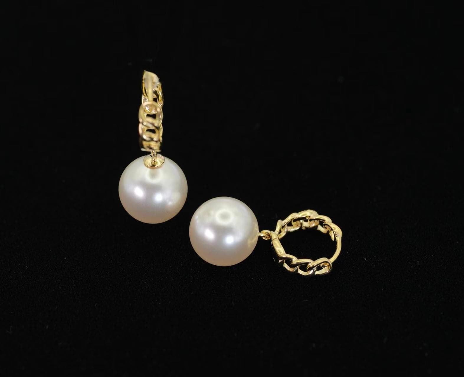 Chain-link huggie earrings with white near-round drops